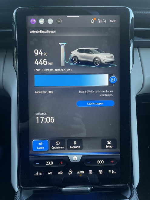 Ford Capri Extended Range RWD Test: Anzeige beim Laden, Kilometer pro Stunde, Ladestand, der Batterie in Prozent und Reichweite