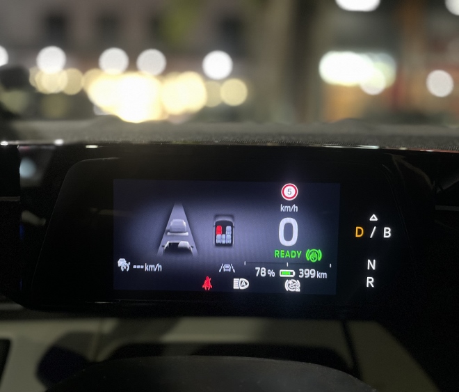 Ford Capri Extended Range RWD Test: instrumente, und Instrumenten, Display mit Ladestand in Prozent und Reichweite