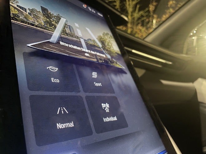 Ford Capri Extended Range RWD Test: einstellen der Fahrprogramme auf dem Bildschirm. Eco, Sport, normal, individual