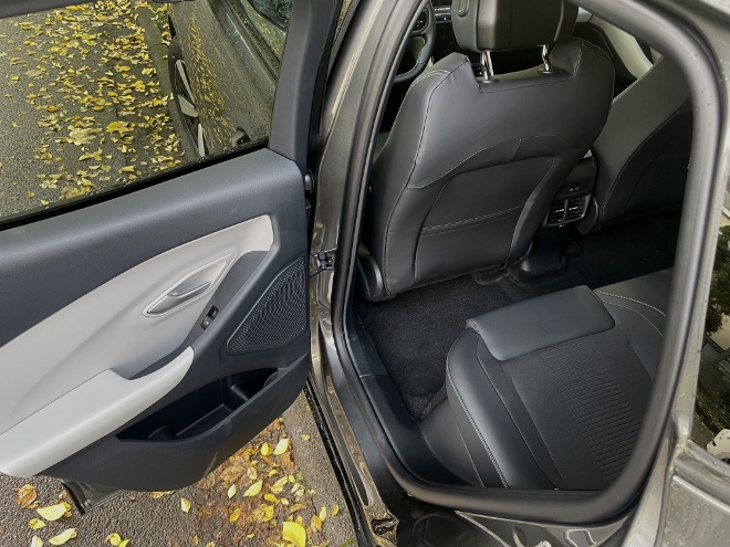 Ford Capri Extended Range RWD Test: hinten sitzen auf der Sitzbank, Beinfreiheit und Ablagen