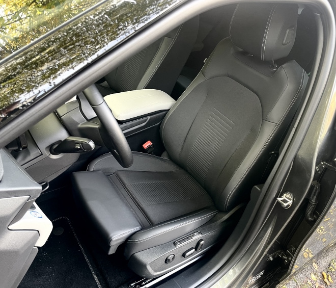 Ford Capri Extended Range RWD Test: Sitzen auf den Vordersitzen und Sitzverstellung