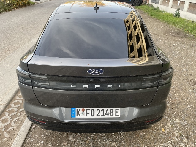 Ford Capri Extended Range RWD Test: Heck leuchten und Heck