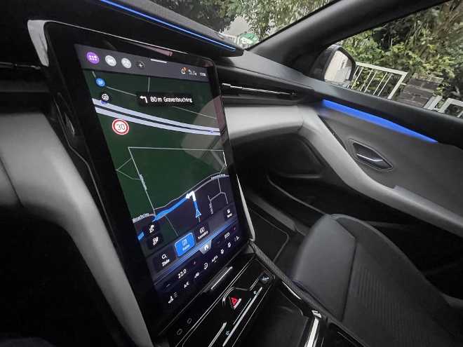 Ford Capri Extended Range RWD Test: Karten des Navigationssystem auf dem Bildschirm