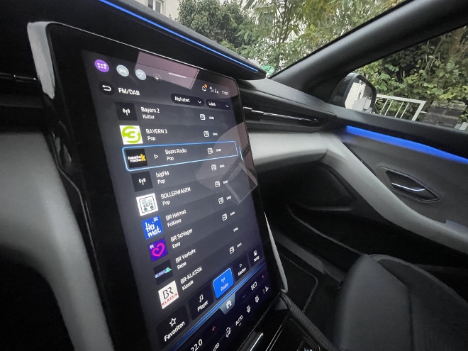 Ford Capri Extended Range RWD Test: einstellen der Radiosender auf dem Bildschirm