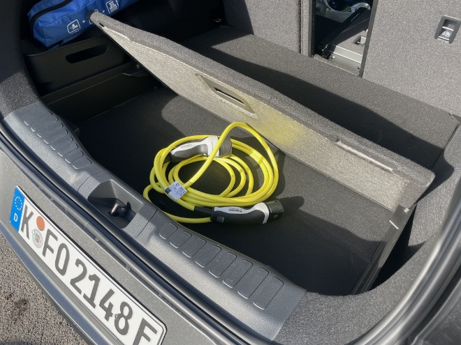 Ford Capri Extended Range RWD Test: Fach im Kofferraum unter dem Boden für die Ladekabel