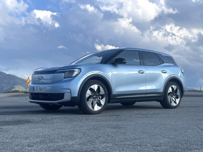 Ford Explorer Extended Range mit Batterie mit 79 kWh Kapazität im Test: von der Seite gesehen