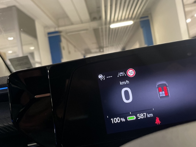 Ford Explorer Extended Range mit Batterie mit 79 kWh Kapazität im Test: digitaler Tacho mit Anzeige von Ladestand und Reichweite hinter dem Lenkrad