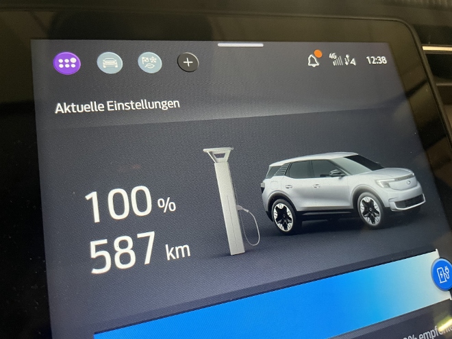 Ford Explorer Extended Range mit Batterie mit 79 kWh Kapazität im Test: Anzeige des Ladestand und der Reichweite auf dem Bildschirm