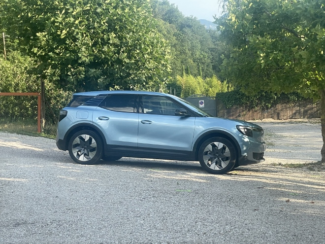 Ford Explorer Extended Range mit Batterie mit 79 kWh Kapazität im Test: von der Seite in blaumetallic