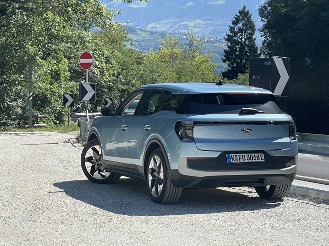 Ford Explorer Extended Range mit Batterie mit 79 kWh Kapazität im Test: Heck und Seitenansicht. In Arktic blaumetallic.