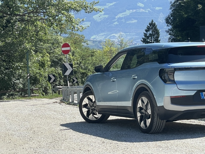 Ford Explorer Extended Range mit Batterie mit 79 kWh Kapazität im Test: Seitenansicht und Heck