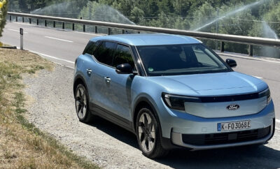Ford Explorer Extended Range mit Batterie mit 79 kWh Kapazität im Test: Vorderansicht und Seitenansicht