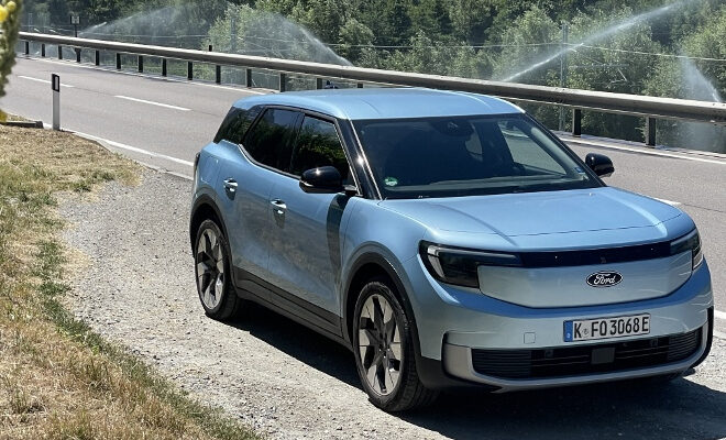 Ford Explorer Extended Range mit Batterie mit 79 kWh Kapazität im Test: Vorderansicht und Seitenansicht