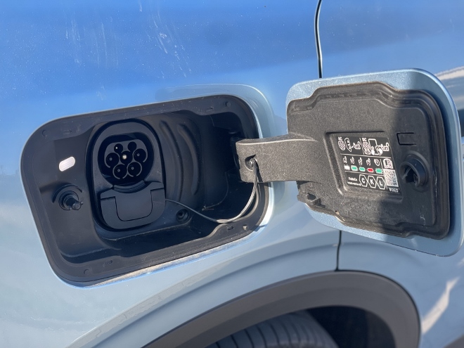 Ford Explorer Extended Range mit Batterie mit 79 kWh Kapazität im Test: aufladen und laden. Ladeklappe und Ladeanschluss hinten rechts