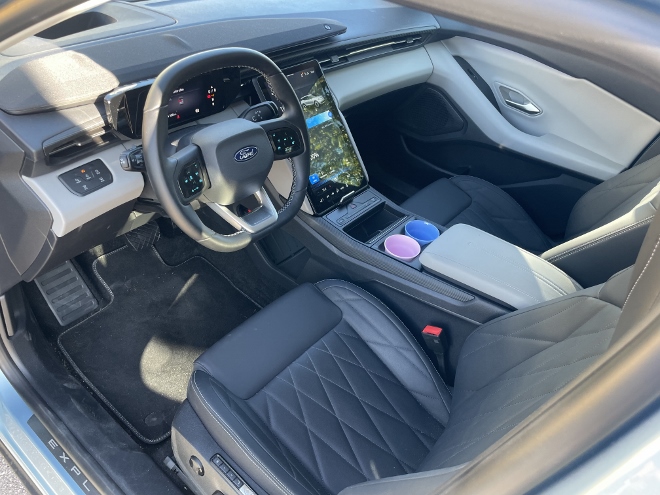 Ford Explorer Extended Range mit Batterie mit 79 kWh Kapazität im Test: cockpit, Sitz, Lenkrad, Mittelkonsole, Instrumente