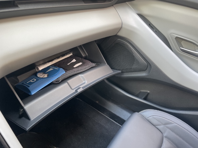 Ford Explorer Extended Range mit Batterie mit 79 kWh Kapazität im Test: handschuhfach Größe