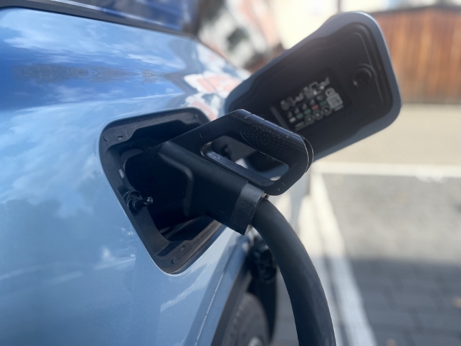 Ford Explorer Extended Range mit Batterie mit 79 kWh Kapazität im Test: Ladeklappe, Ladeanschluss, Ladebuchse und Ladestecker hinten, beim Aufladen