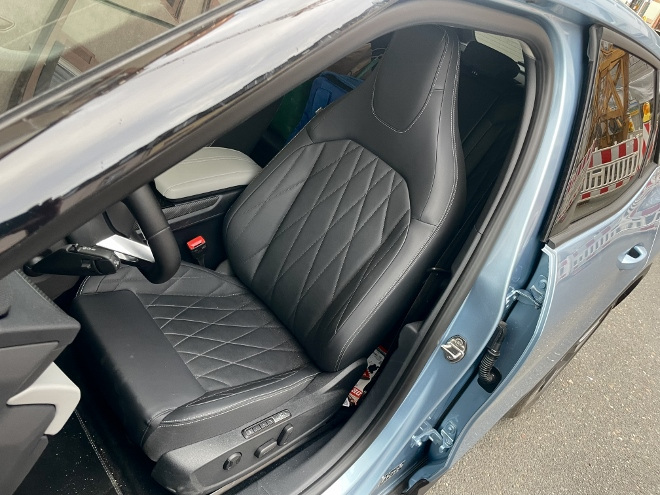 Ford Explorer Extended Range mit Batterie mit 79 kWh Kapazität im Test: vorne sitzen auf dem Mitgliederbezogenen Sitzen. Durchgehend mit integrierter Kopfstütze.
