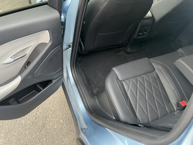 Ford Explorer Extended Range mit Batterie mit 79 kWh Kapazität im Test: hinten sitzen auf der Sitzbank. Schulter, Freiheit, Beinfreiheit und Ablagen hinten.