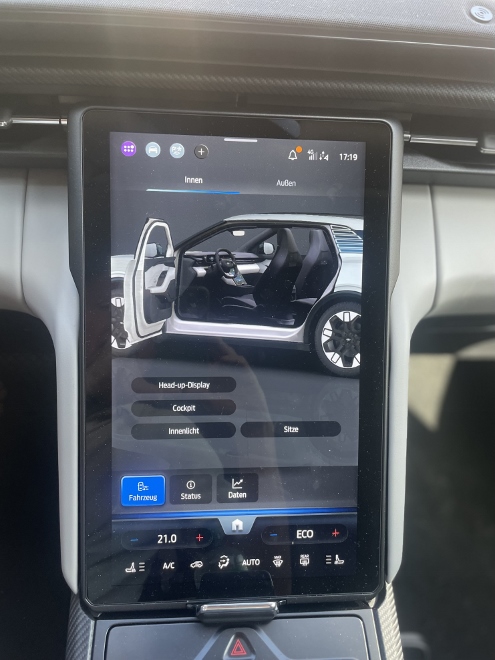 Ford Explorer Extended Range mit Batterie mit 79 kWh Kapazität im Test: Einstellung von Head Up Display, Cockpit, innen Licht, Sitze auf dem großen Bildschirm