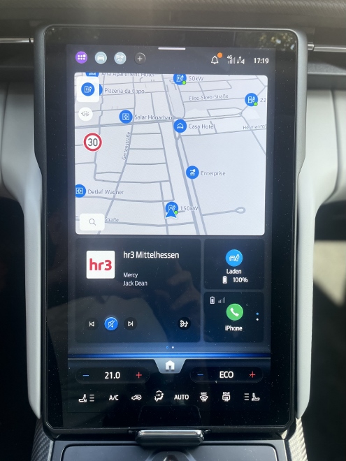 Ford Explorer Extended Range mit Batterie mit 79 kWh Kapazität im Test: Navigation Landkarte auf dem großen Bildschirm in der Mitte des Armaturenbrett
