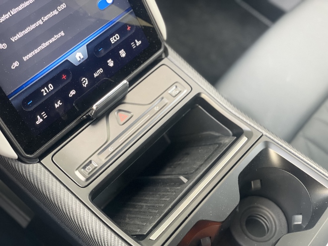 Ford Explorer Extended Range mit Batterie mit 79 kWh Kapazität im Test: lautstärke verstellung, temperatur verstellung, Smartphone Ladestation und Becherhalter in der Mittelkonsole