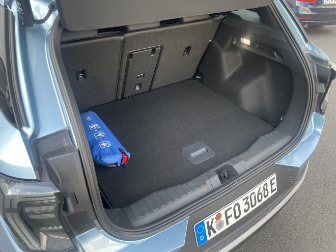 Ford Explorer Extended Range mit Batterie mit 79 kWh Kapazität im Test: Kofferraum und Gepäckraum. Ladekante, Kante am Kofferraum. Ende. Breite, Höhe, Tiefe