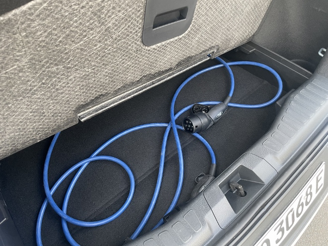 Ford Explorer Extended Range mit Batterie mit 79 kWh Kapazität im Test: Unter dem Ladeboden im Kofferraum platz für das Ladekabel