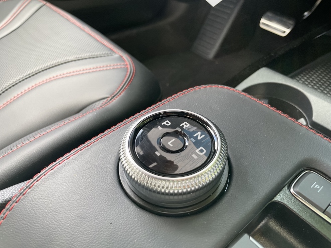 Ford Mustang Mach-E Premium Extended Range Rad für die Einstellung Automatik auf der Mittelkonsole