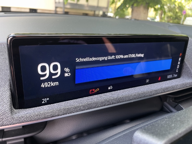 Ford Mustang Mach-E Premium Extended Range Ladeanzeige auf dem Bildschirm