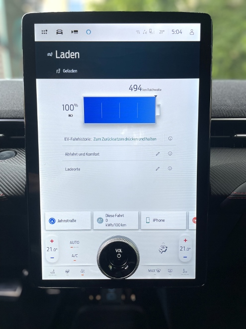 Ford Mustang Mach-E Premium Extended Range Anzeige der Ladung in Prozent und Kilometern auf dem Bildschirm