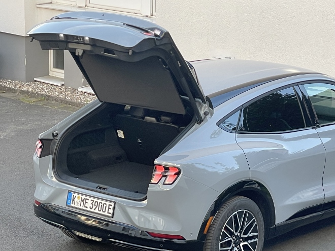 Ford Mustang Mach-E Premium Extended Range stehhöhe unter der Heckklappe