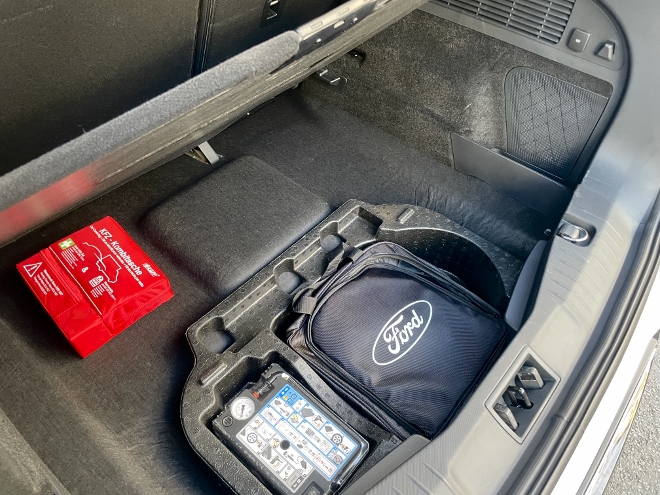 Ford Mustang Mach-E Premium Extended Range Fach im Kofferraum unter dem Ladeboden