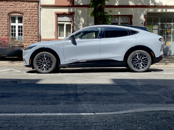 Ford Mustang Mach-E Premium Extended Range von der Seite