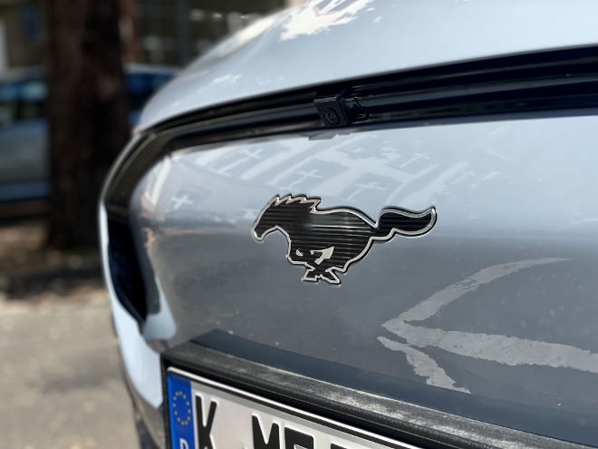 Ford Mustang Mach-E Premium Extended Range, Mustang an der Front