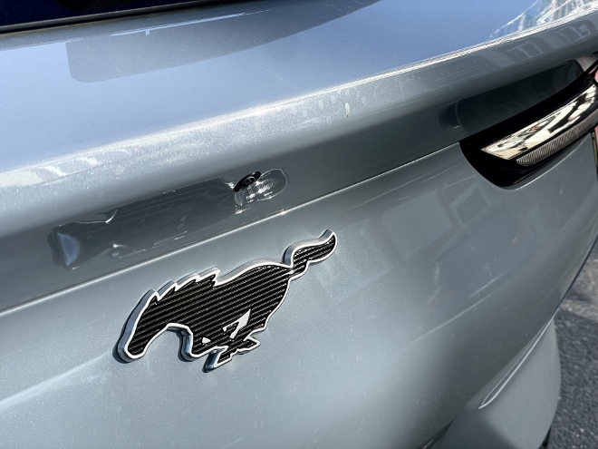 Ford Mustang Mach-E Premium Extended Range, Mustang Pferd an der Heckklappe