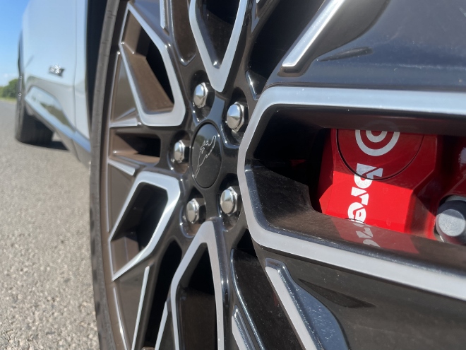 Ford Mustang Mach-E Premium Extended Range Brembo Bremanlage, rot unter der Felge