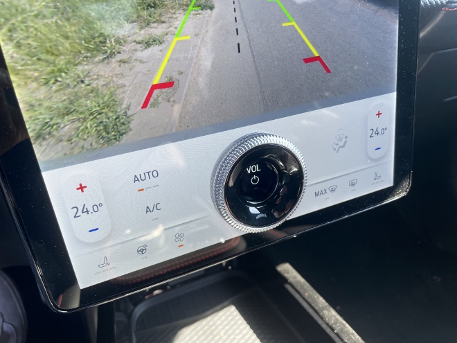 Ford Mustang Mach-E Premium Extended Range Verstellung der Temperatur und Klimaanlage und der Lautstärkeregler auf dem Bildschirm