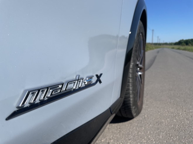 Ford Mustang Mach-E Premium Extended Range Schriftzug an der Flanke