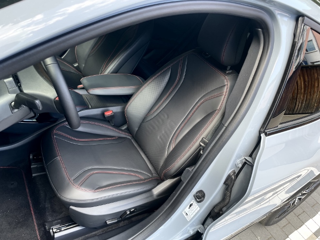 Ford Mustang Mach-E Premium Extended Range vorne sitzen, Vordersitze mit Lederbezug