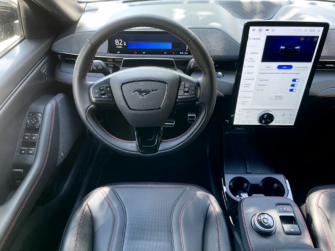 Ford Mustang Mach-E Premium Extended Range cockpit, Lenkrad und Armaturenbrett und Bildschirm