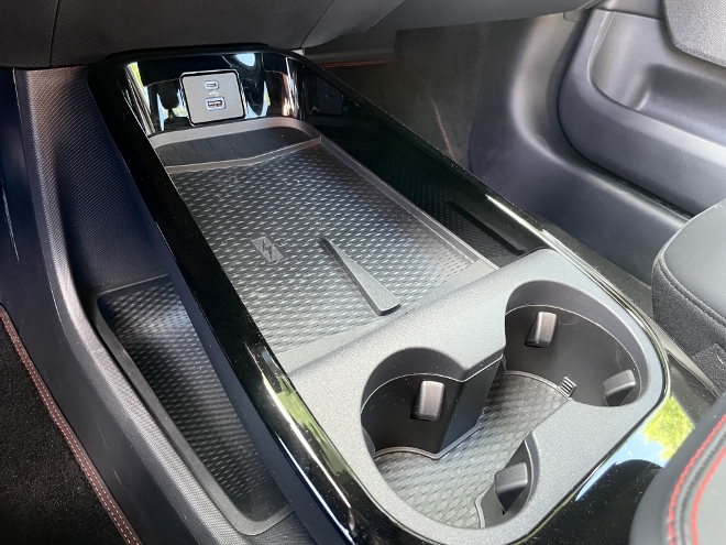 Ford Mustang Mach-E Premium Extended Range welcher Halter und induktive Ladestation für das Smartphone auf der Mittelkonsole zwischen den Vordersitzen