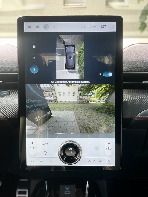 Ford Mustang Mach-E Premium Extended Range Bild der Fronrkamera und der 360 Grad Kamera auf dem Bildschirm
