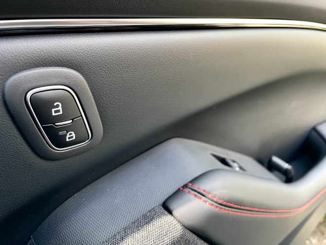 Ford Mustang Mach-E Premium Extended Range Notfall Tür zu Taste an der Tür, auch hinten