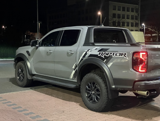 Ford Ranger Raptor Pick-up V6 von hinten und der Seite