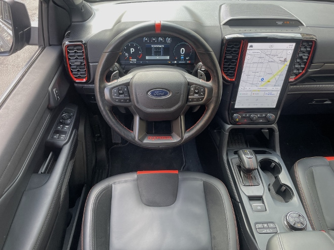 Ford Ranger Raptor Pick-up V6 Cockpit, Armaturenbrett, Lenkrad und Bildschirm