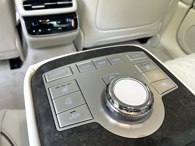 Genesis Electrified G80 Facelift: bedient Tasten und Drehregler auf der Armlehne im Fond Zwischen den zwei Plätzen der Sitzbank. Viersitzer
