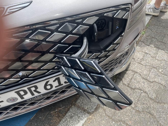 Genesis Electrified G80 Facelift: Lade Klappe und Lade Anschluss vorne Links unterhalb der Motorhaube