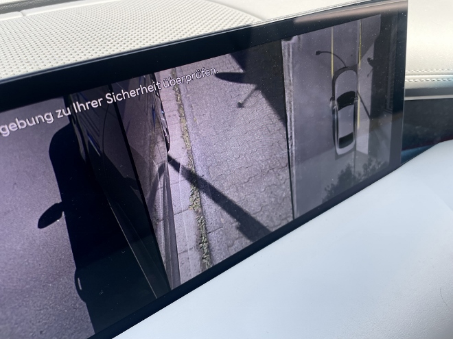 Genesis Electrified G80 Facelift: Kamera Seitenansicht für das rangieren und parken am Bordstein. Praktisch und die Felgen schonend