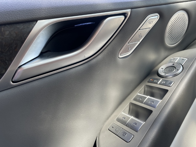 Genesis Electrified G80 Facelift: tasten, Sitz, Memory und Lautsprecher in der Fahrertürverkleidung